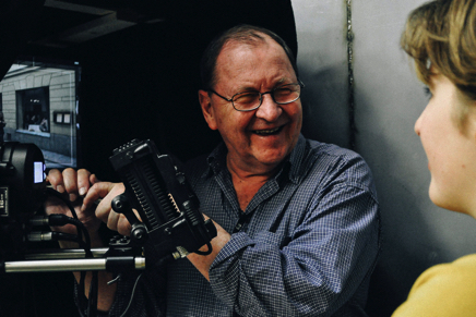 Roy talking to Frida Elmström